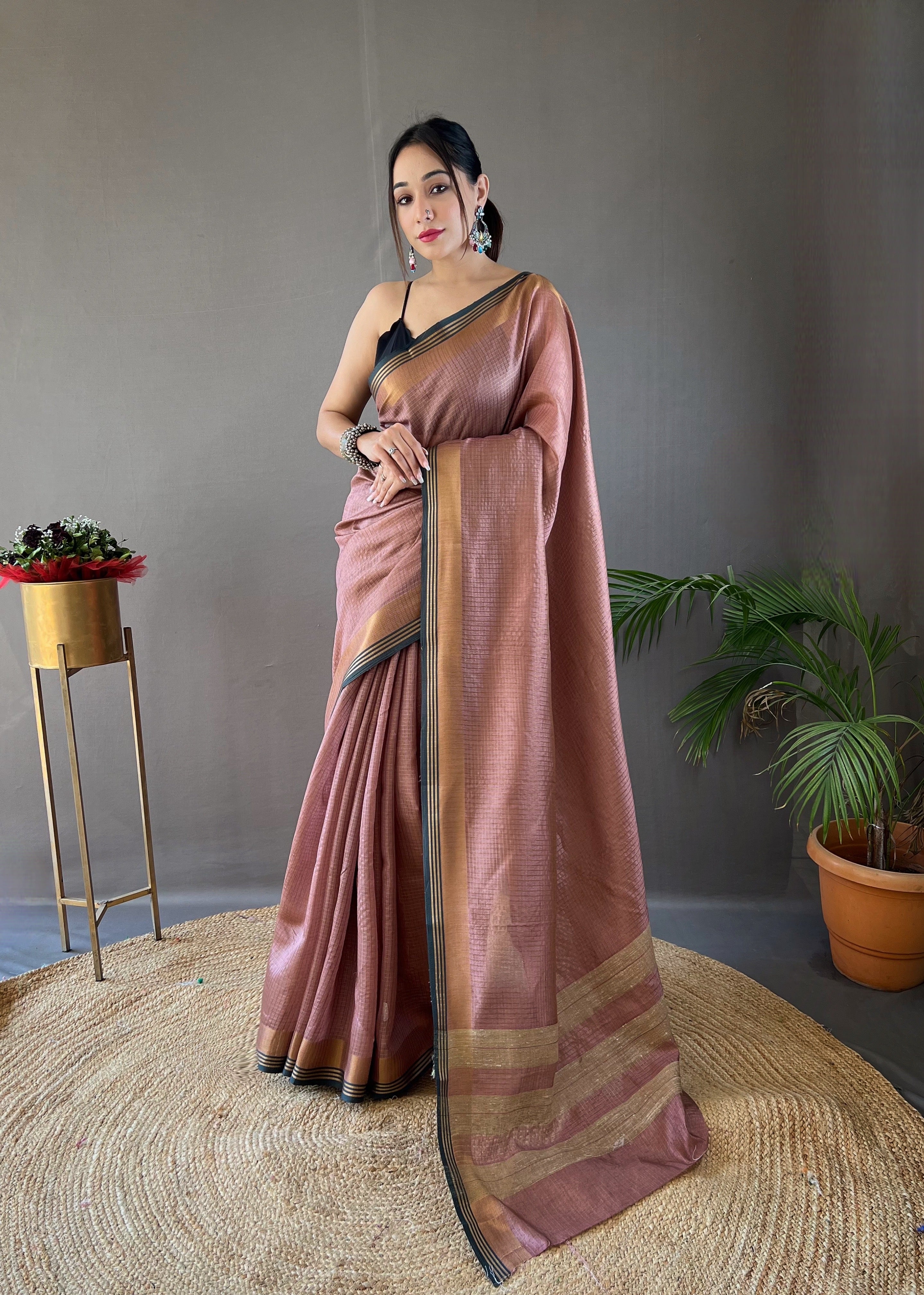 Pink Timeless Soft Silk Zari Chex Weaving Saree With Contrast Border.