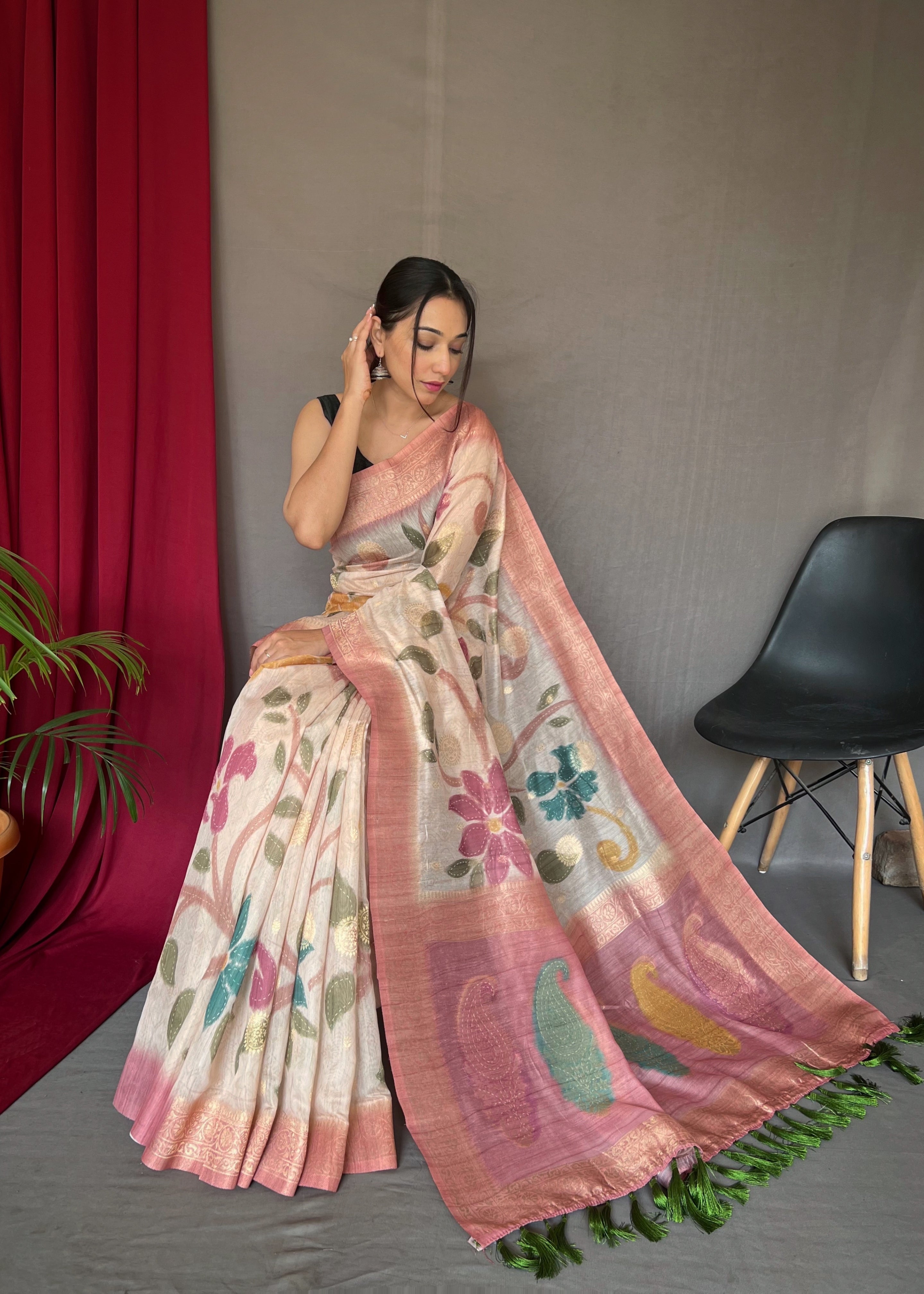 White And Pink Graceful Soft Cotton Tussar Silk Floral Traditional Print Saree.